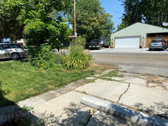 Quiet neighborhood - 3203 W Taft St
