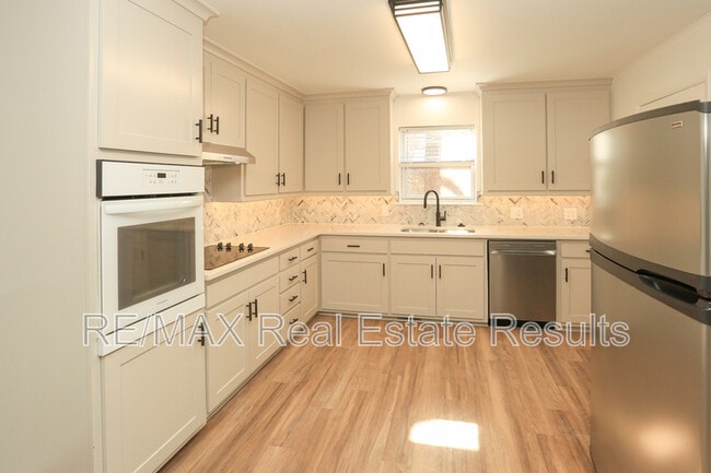 Building Photo - 2842 N Loxley Ave