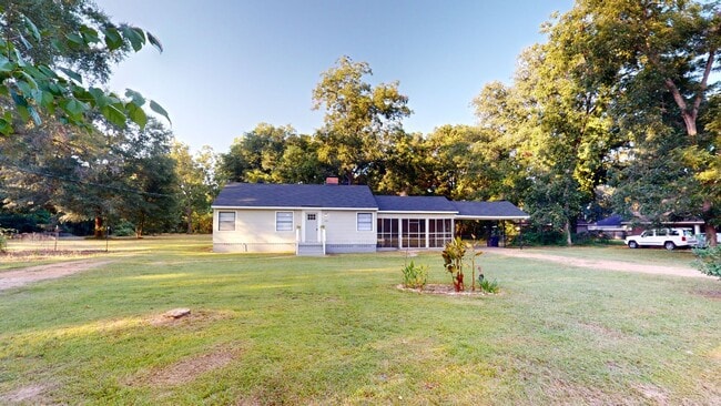 Building Photo - 2 acres in Millbrook w/ large screened in ...