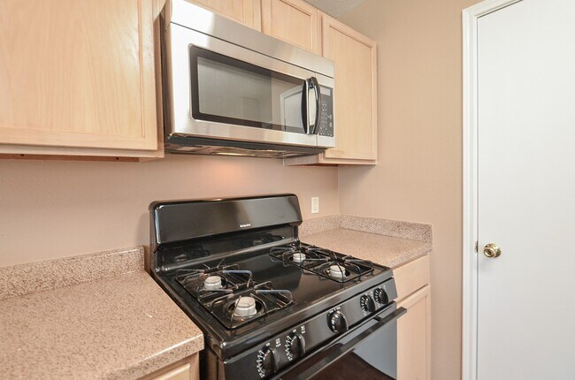 Building Photo - 17327 Davenway Dr