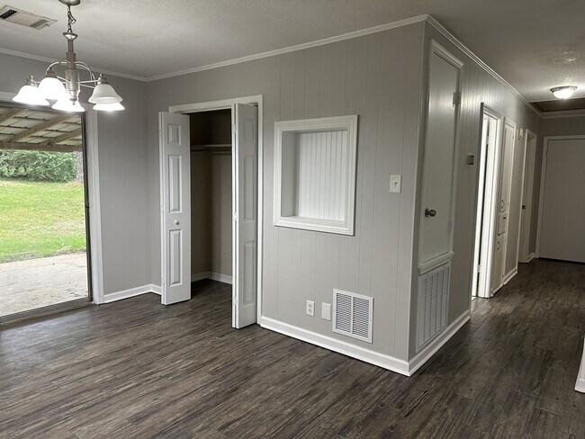 Building Photo - 107 Lake Dr