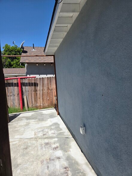 Building Photo - 628 E Kingsley Ave