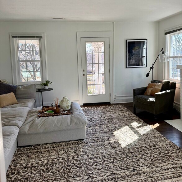 Building Photo - 1946 Guilford Rd