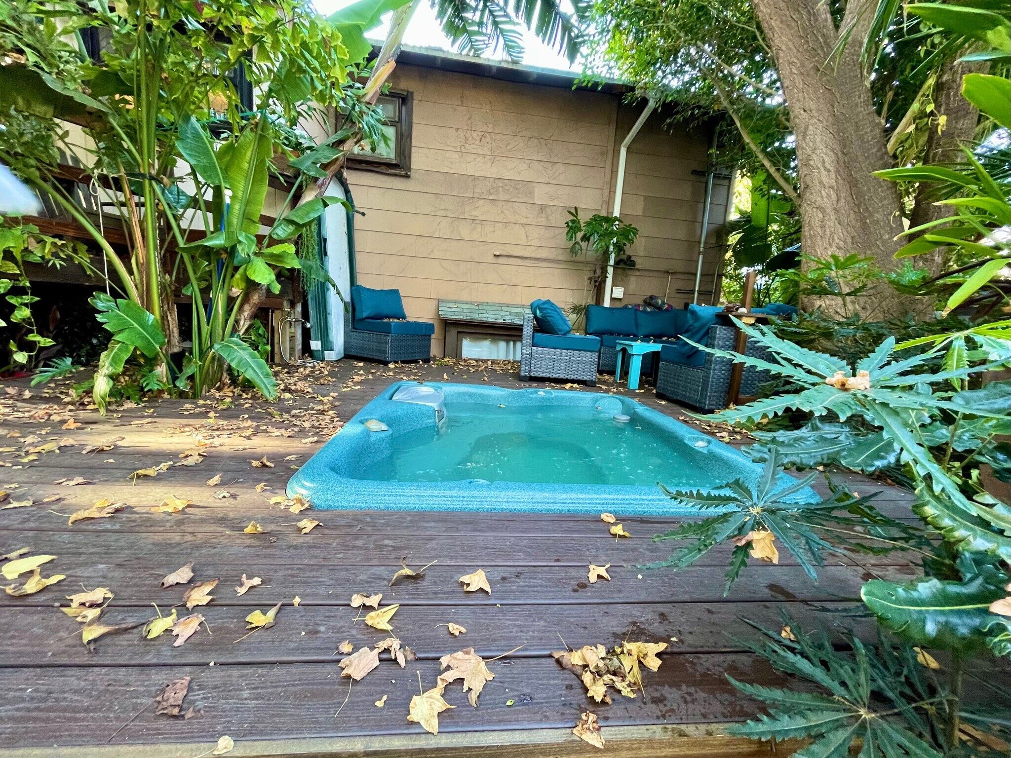 Jacuzzi - Shared courtyard with four other bungalows - 2918 Pacific Ave