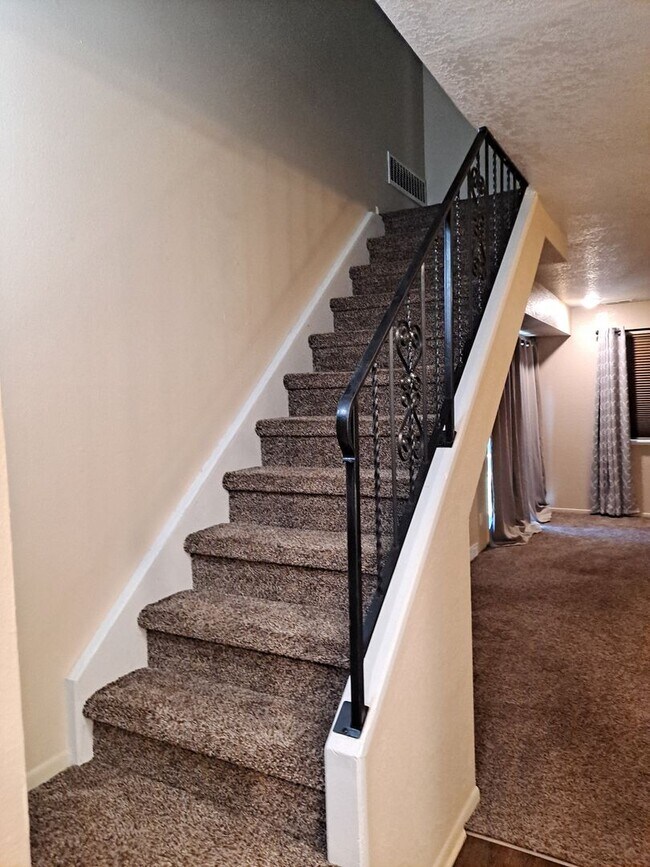 Building Photo - 936-10 Molello   #25-27 Villa Drive