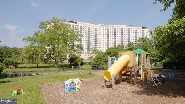 Building Photo - 10201 Grosvenor Pl