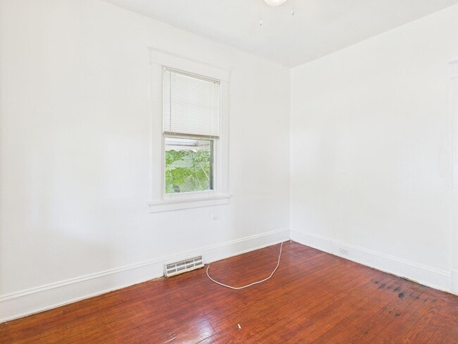 Building Photo - 2404 Yorktown Ave