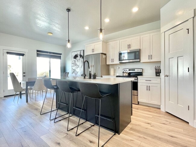 Building Photo - Modern Townhome at North Pointe Village!