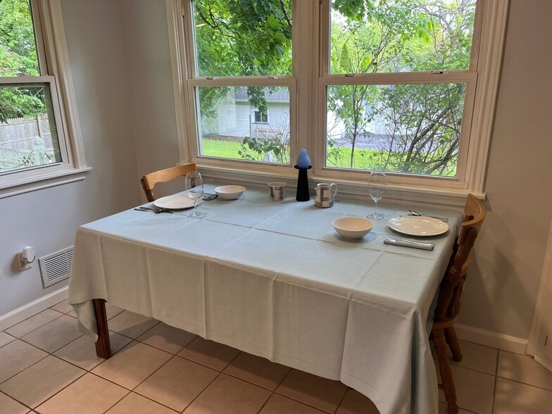 Dining table-seats 4 - 288 Downsview Dr
