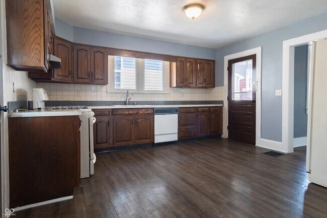 Building Photo - 856 River Ave