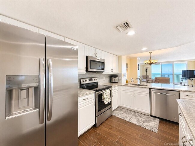 Building Photo - 5051 N Hwy A1A