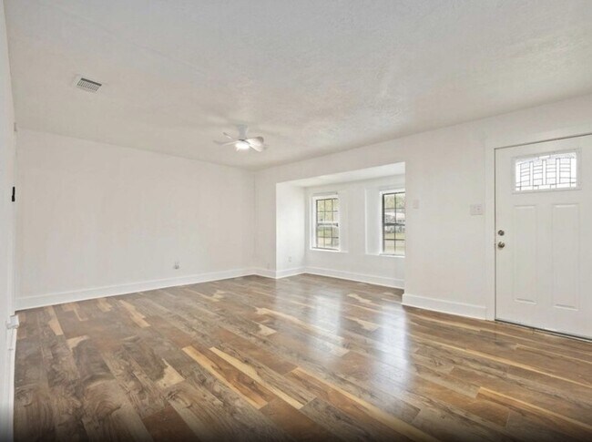 Building Photo - 6043 Lyndhurst Dr