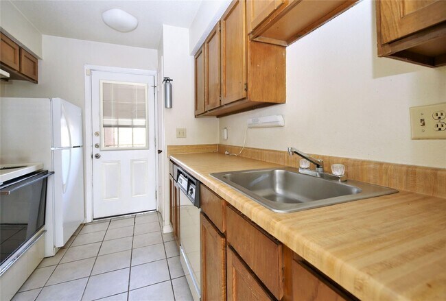 Building Photo - 6202 Skyline Dr