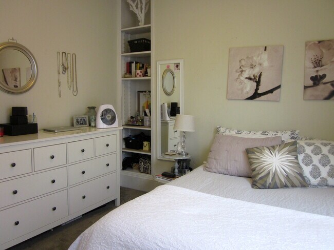 Building Photo - Stunning large Classic Pacific Heights Flat with lots of light, hardwood floors, washer/dryer, gr...