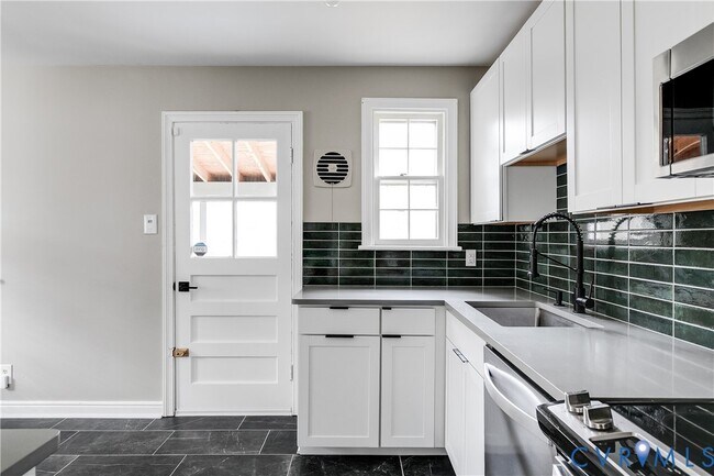 Building Photo - 3342 Grandview Dr