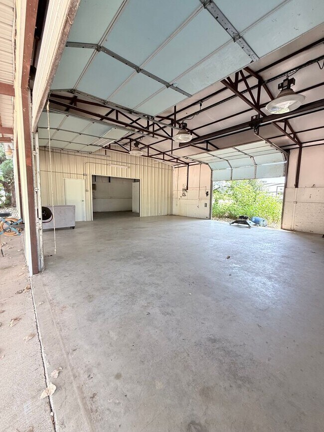 Building Photo - Hard to find Weatherford, TX rental with l...