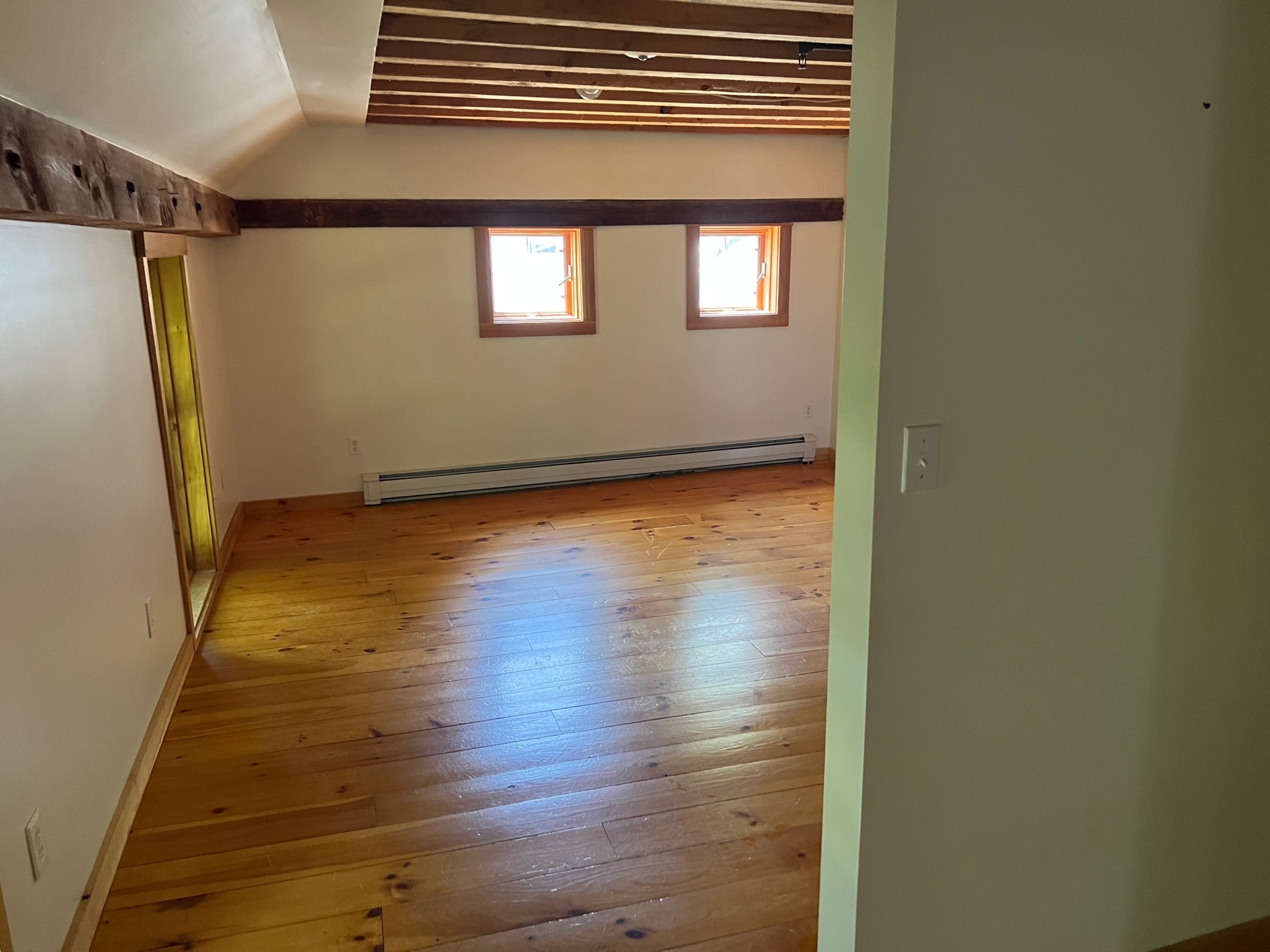 Master bedroom - 18 Maple Ave