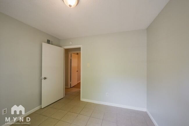 Building Photo - 3020 Normandy Dr