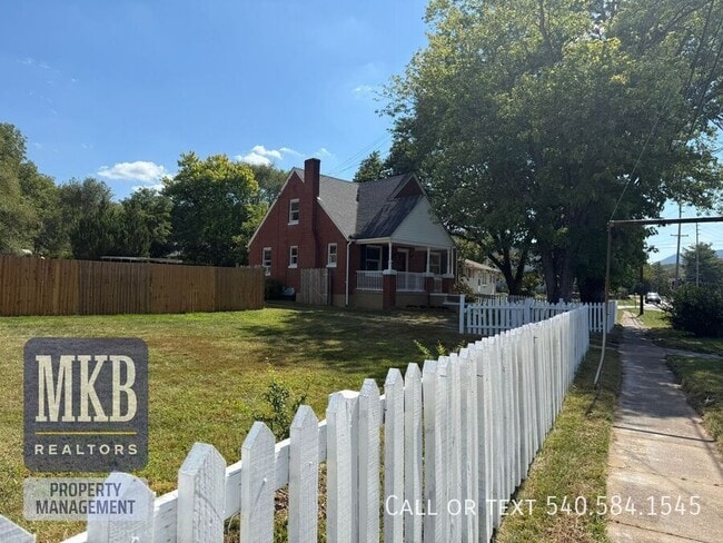 Building Photo - 1842 Bennington St SE