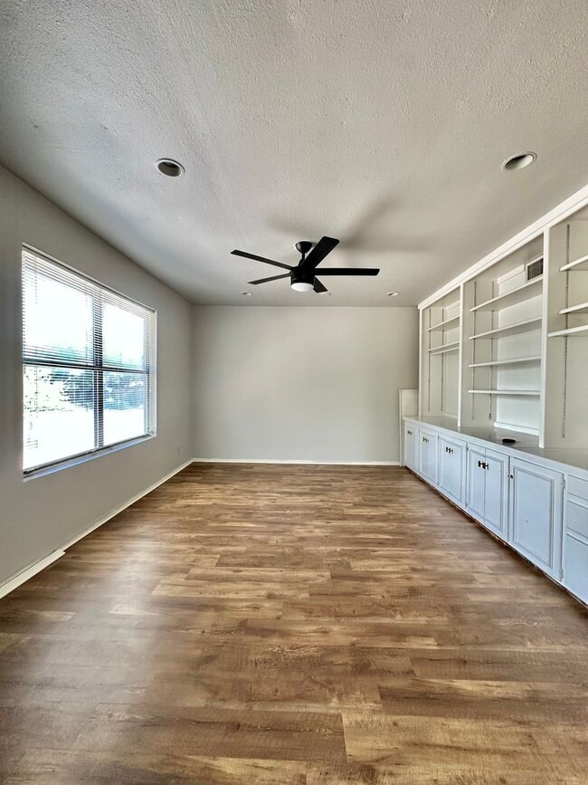 Building Photo - Now Available - 2 Bedroom 1.5 Bathroom Con...