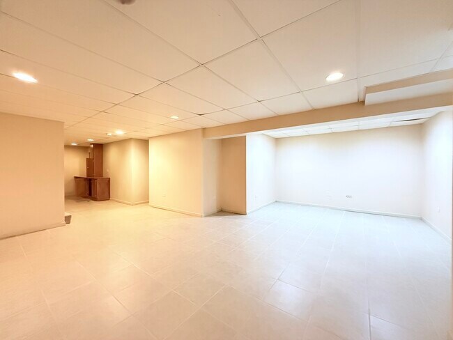 Building Photo - 2318 River Woods Dr