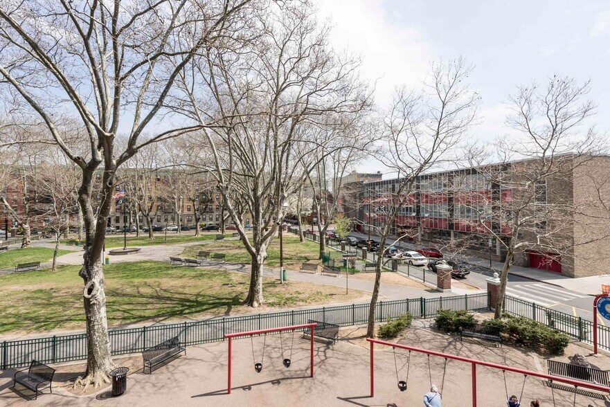 Building Photo - 402 9th St