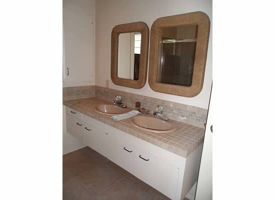 Building Photo - Broadway Hill home