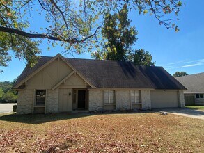 Building Photo - Spacious 4 Bedroom in South Tulsa