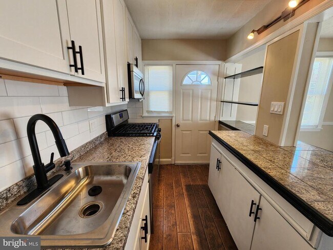 Building Photo - 1925 Ewald Ave