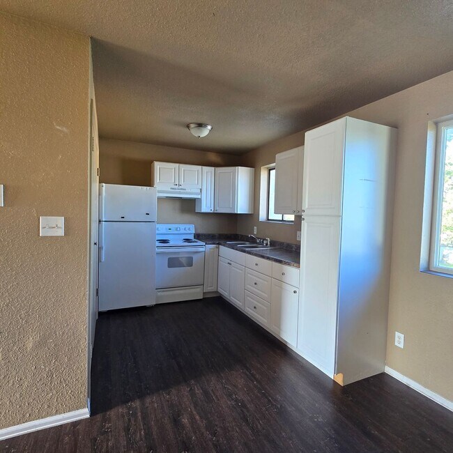 Building Photo - 2 BR / 1 BA Upper-Level Apartment in Clifton – $1,150