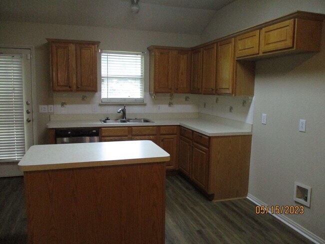 Building Photo - 5900 Silverpoint Ct