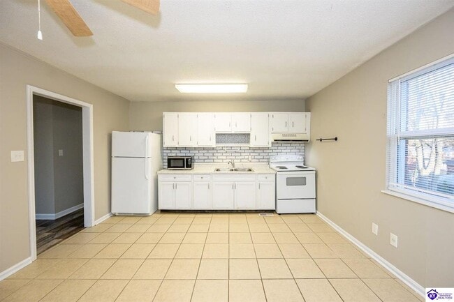 Building Photo - 111 Hickory Hill Dr