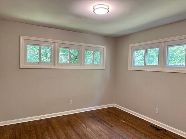 Building Photo - 907 Elwood Dr