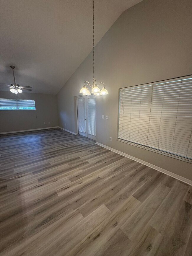 Building Photo - Cute Mt Dora Home, Great location. Many up...