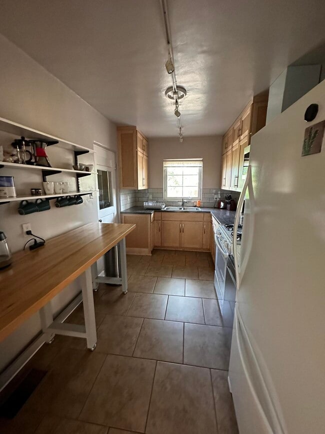 Building Photo - 732 Loma Vista Dr NE