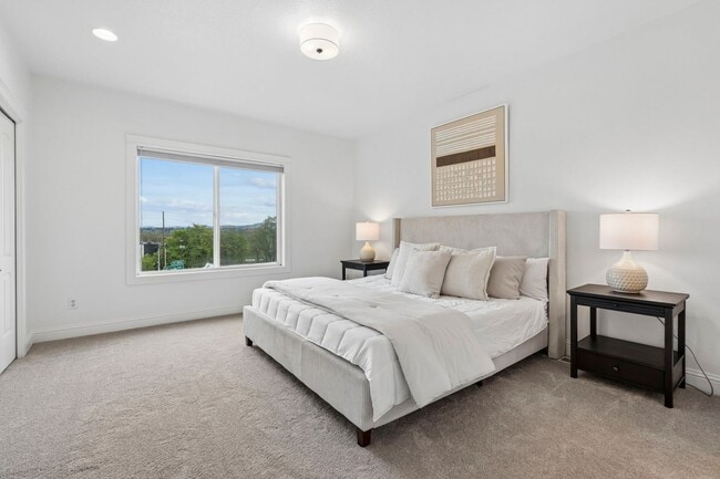 Building Photo - Spectacular SW Portland 2 bedroom Townhouse