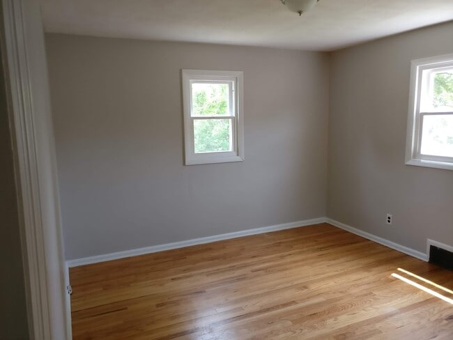 Building Photo - 4-Bedroom Home for Rent Summer 2026