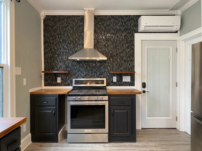 Building Photo - 37 Wyoming St E