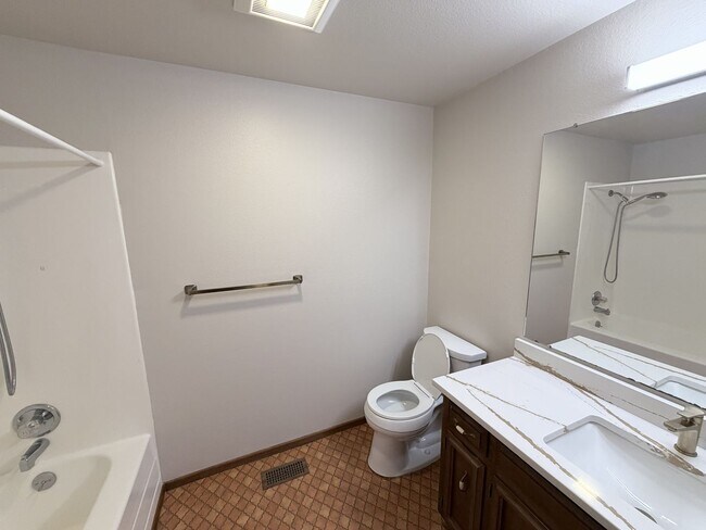 Building Photo - Three Bedroom Home in South Salem