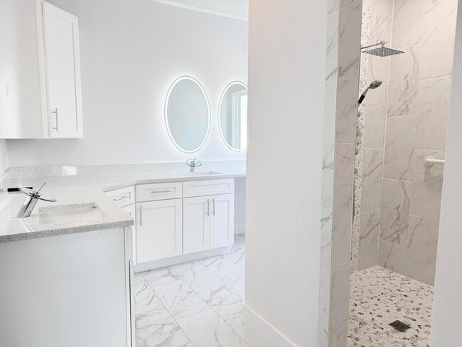 Building Photo - 590 Las Roblas Grande Dr