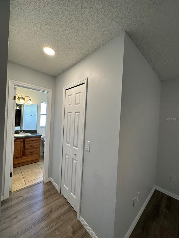 Building Photo - 106 N Hampton Ct