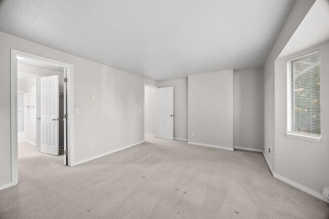 Building Photo - TOWNHOUSE IN KENT! Two story condo/townhouse 2 bedroom 1.5 bathroom TOWNHOUSE in Kent at Colonial...
