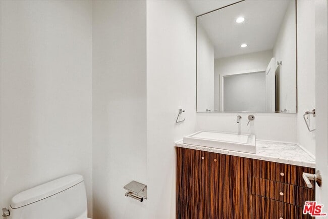 Building Photo - 5400 W 82nd St