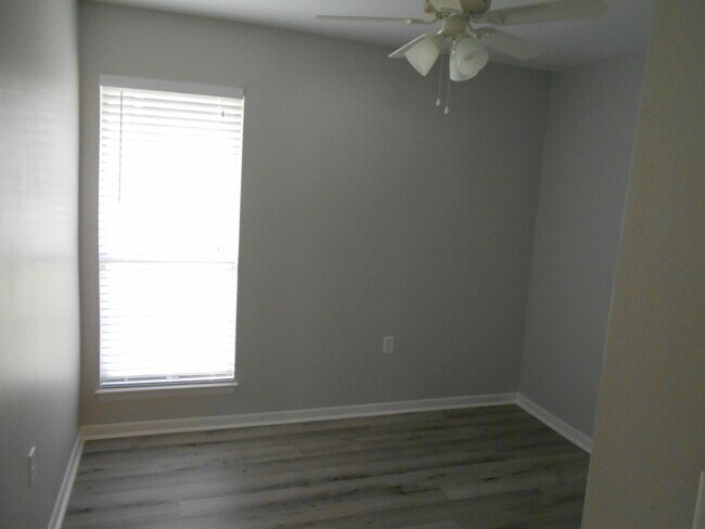 Building Photo - 806 Meadow Ln