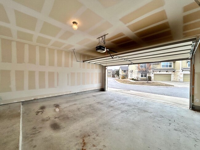 Building Photo - 1620 Bryant Dr