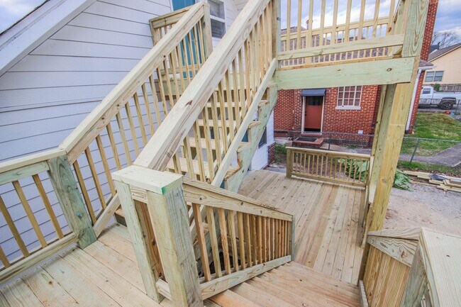 Building Photo - Highland Park Living with Private Deck & Updated 2BR Near Downtown Chattanooga