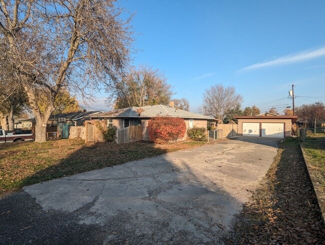 Building Photo - Spacious pet-friendly Clarkston house on d...