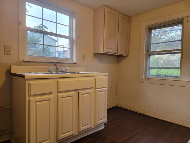 Building Photo - 2 Bedroom Single Family Home Alert!!!