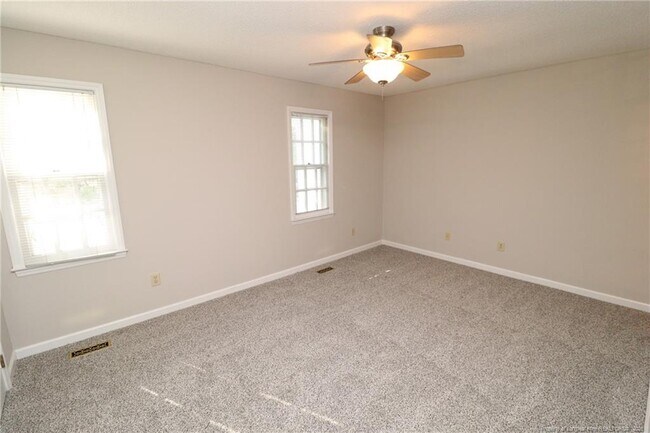 Building Photo - 118 Planetree Ln