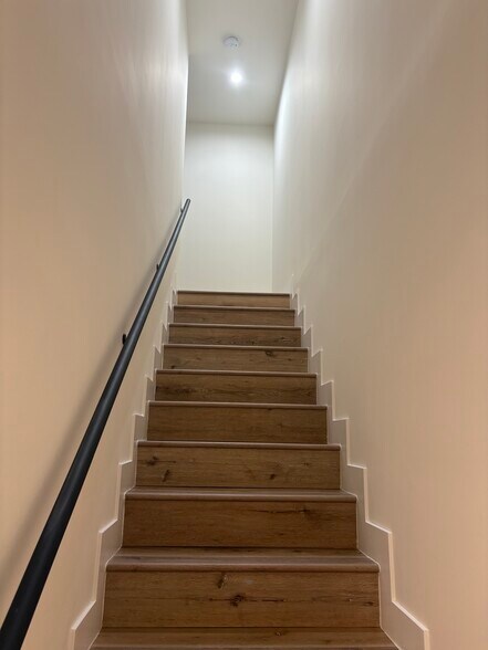 Stairs - 7412 Budlong Ave